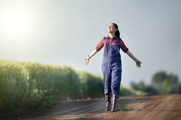 Happy farmer girl in wheat field — Φωτογραφία Αρχείου