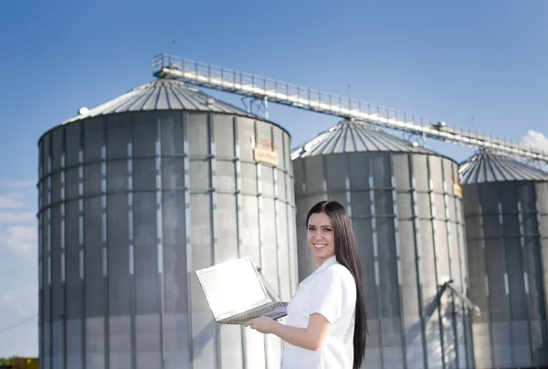 Agronomin vor Silo — Stockfoto