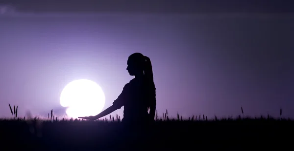 Mujer en el campo de trigo al atardecer — Foto de Stock