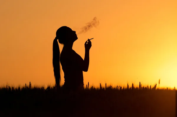 Куріння жінки силует — стокове фото
