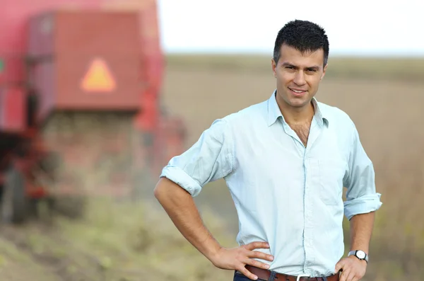 Mezőgazdasági termelő a betakarítás során a mező — Stock Fotó