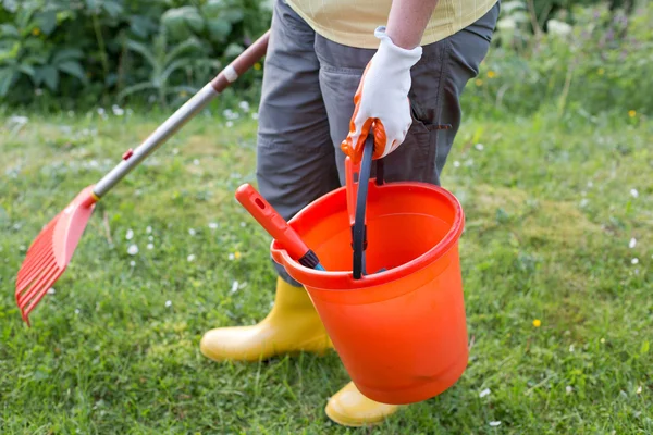 Donna con attrezzatura da giardinaggio in cortile — Foto Stock