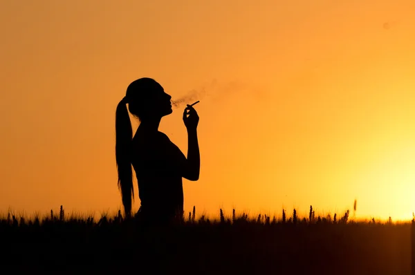 Fumatore silhouette donna — Foto Stock