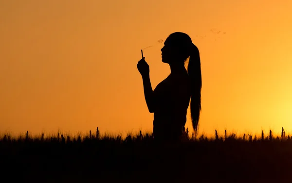 Rauchende Frauensilhouette — Stockfoto