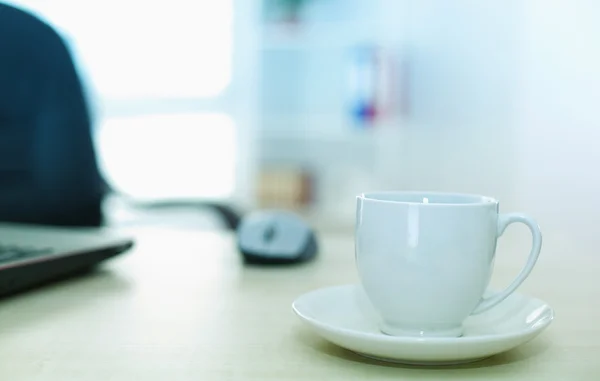 Xícara de café na mesa do computador — Fotografia de Stock