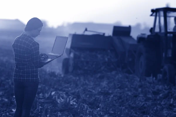 Woman with laptop in the field — Stock Photo, Image