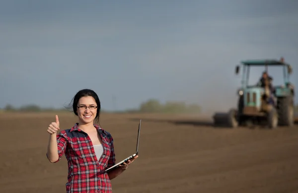 Mujer mostrando pulgar hacia arriba en el campo — Foto de Stock