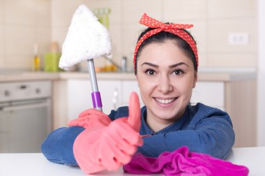 Temizlikçi kadın başparmak gösterilmesini