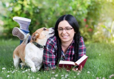 kızla köpek çimlerin üzerine