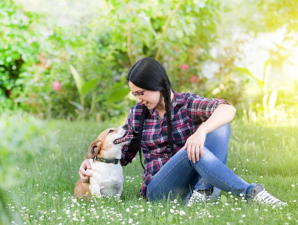 Flicka med hund på gräs — Stockfoto