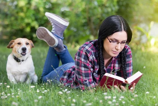 Mädchen liest Buch im Park — Stockfoto