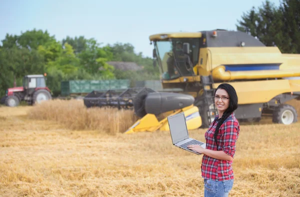 Famer meisje met laptop in het veld — Stockfoto