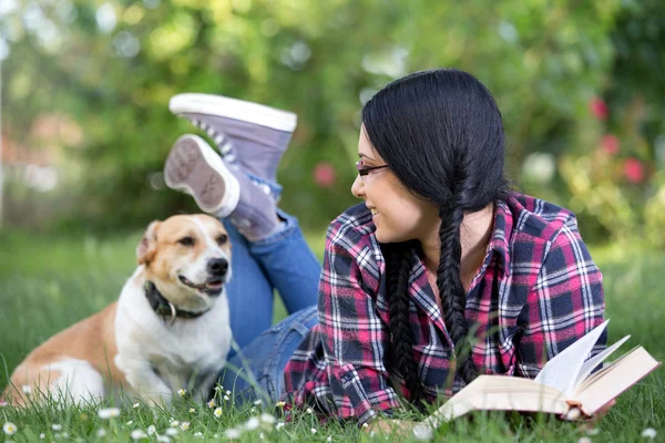 Mädchen mit Hund auf Gras — Stockfoto