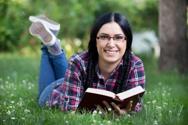 Meisje leesboek in park — Stockfoto