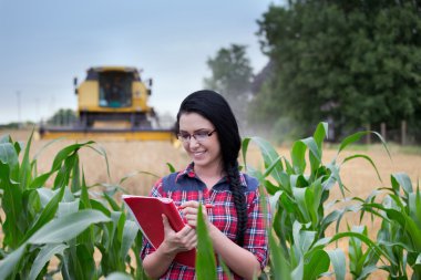 Çiftçi kız ile sahada birleştirmek hasat