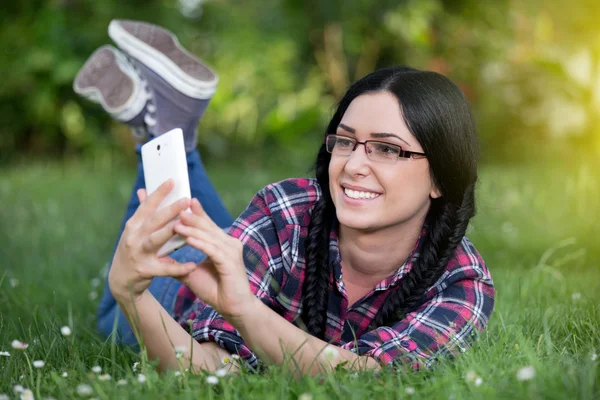 Menina tomando selfie no parque — Fotografia de Stock