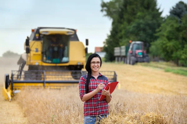 Mädchen arbeitet auf dem Feld — Stockfoto