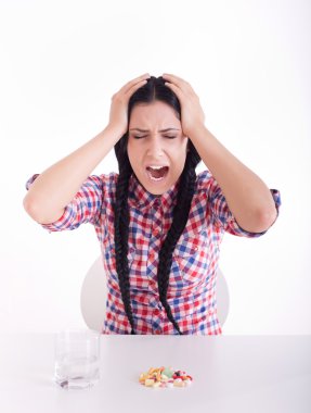 Hapları ile sinirli kız