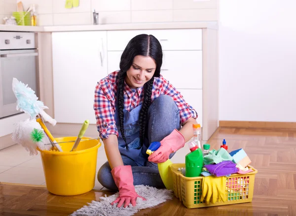 Ragazza pulizia pavimento — Foto Stock