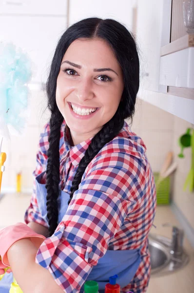 Jovem com avental na cozinha — Fotografia de Stock