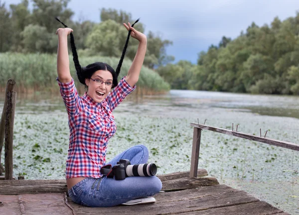 Fotograf śmieszne dziewczyna nad jeziorem — Zdjęcie stockowe