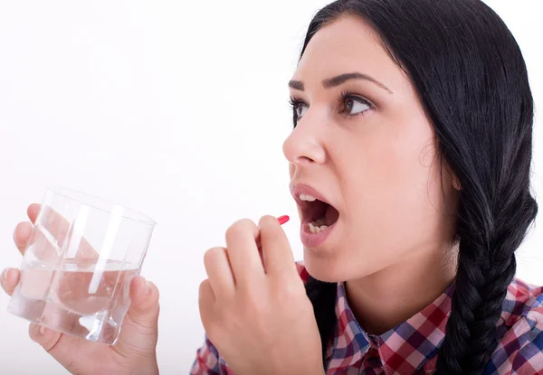 Mulher tomando pílula — Fotografia de Stock