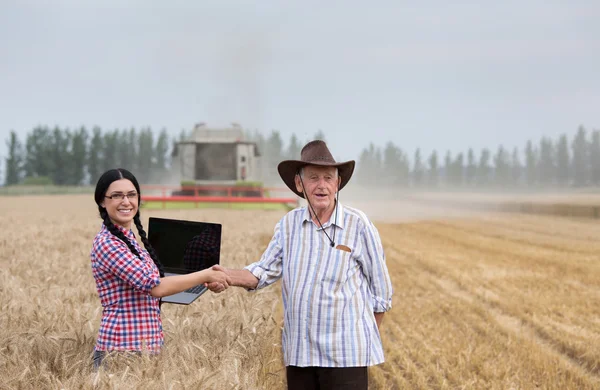 Uomo e donna che si stringono la mano al raccolto — Foto Stock