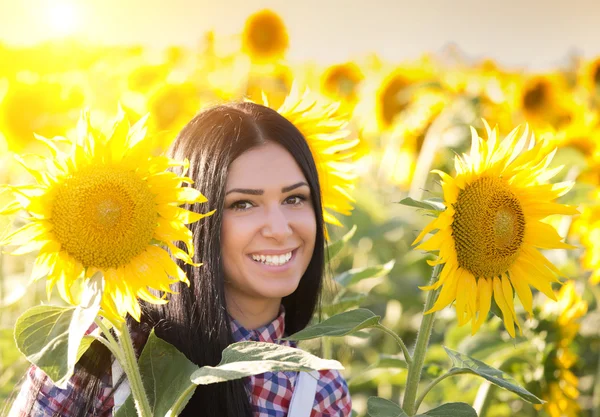 Girl in sunflower field — Stock Photo, Image