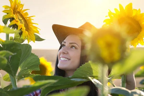 Mädchen im Sonnenblumenfeld — Stockfoto