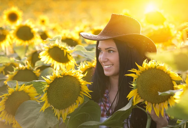 Girl in sunflower field — Stock Photo, Image