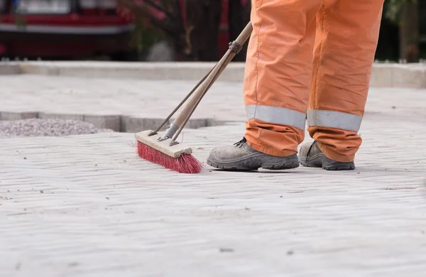 Trabajadores de la construcción barriendo — Foto de Stock