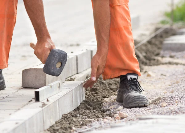 İşçi instaling yol kenarı blok — Stok fotoğraf