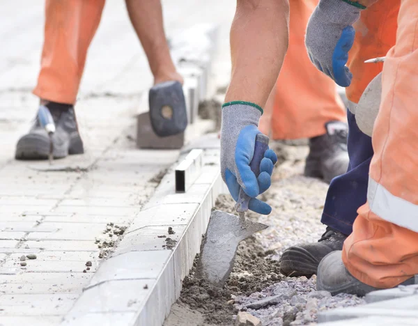 Worker installing curb stones — Stock Photo, Image