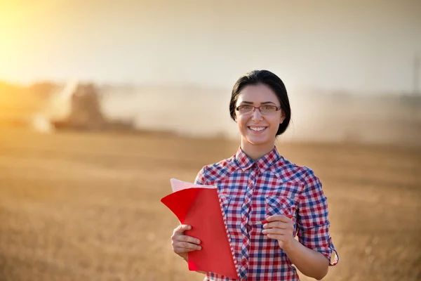 Mujer en la cosecha —  Fotos de Stock