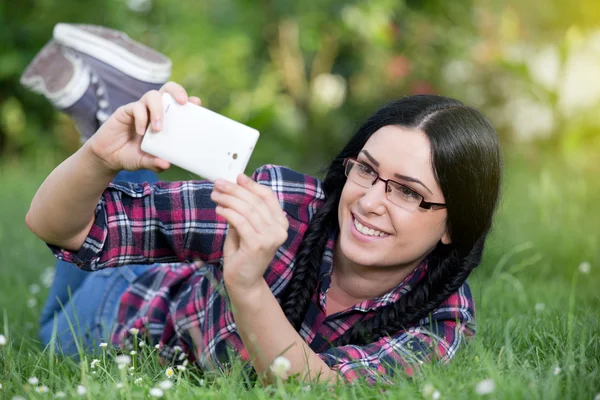 Girl taking selfie in the park — Stock Photo, Image