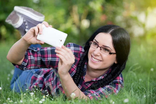 Menina tomando selfie no parque — Fotografia de Stock