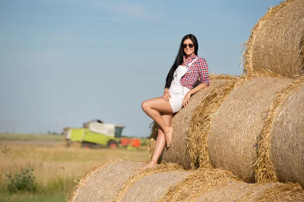 Meisje permanent op baal stro — Stockfoto