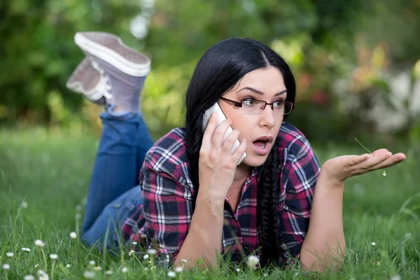 Girl talking on phone on grass — Stock Photo, Image