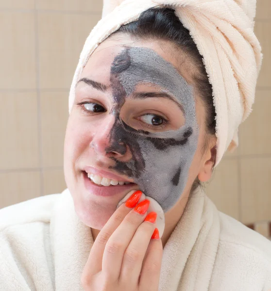 Ragazza con maschera facciale — Foto Stock