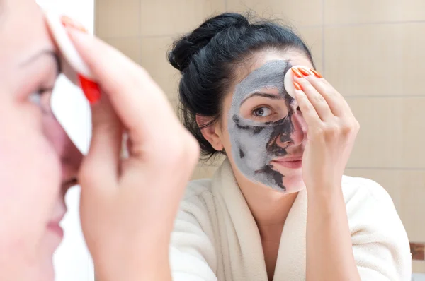 Menina com máscara facial — Fotografia de Stock