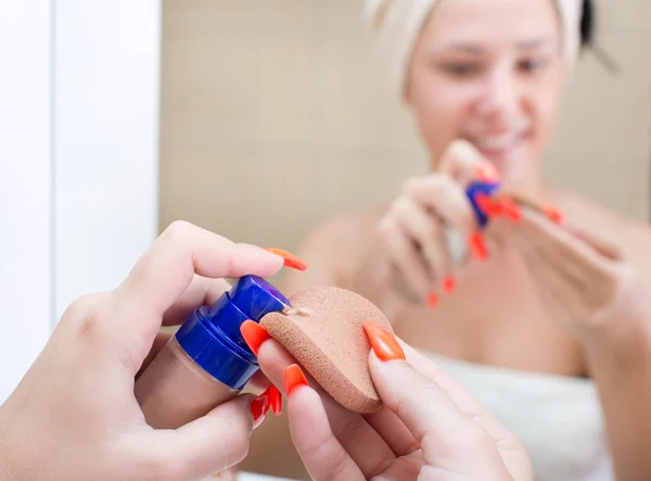 Chica aplicando imprimación para maquillaje —  Fotos de Stock