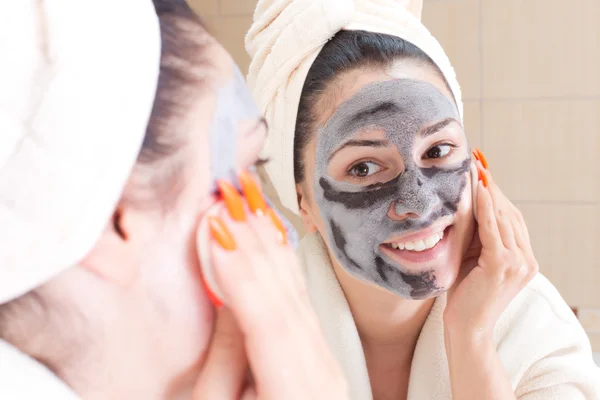 Ragazza con maschera facciale — Foto Stock