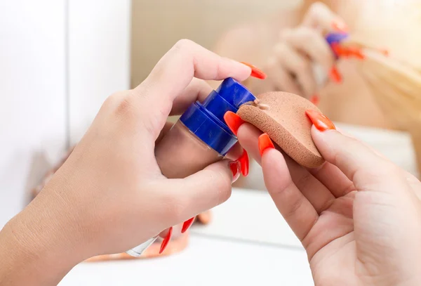 Menina aplicando primer para maquiagem — Fotografia de Stock