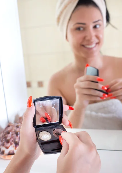 Girl apllying make up in bathroom — Stock Photo, Image