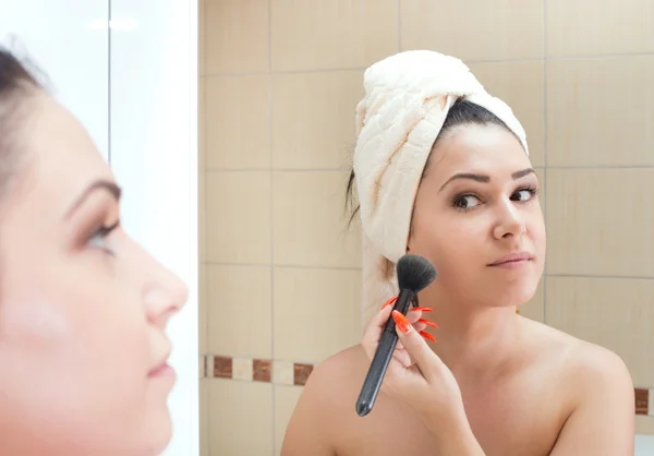 Girl applying makeup — Stock Photo, Image