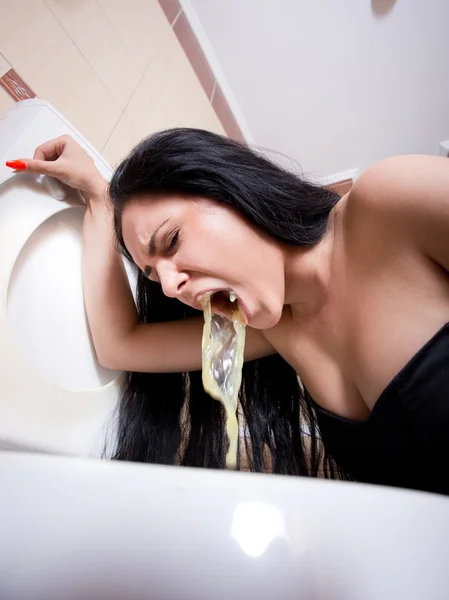 Chica vomitando en baño — Foto de Stock