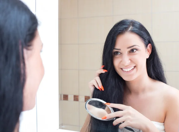 Menina pentear o cabelo no banheiro — Fotografia de Stock