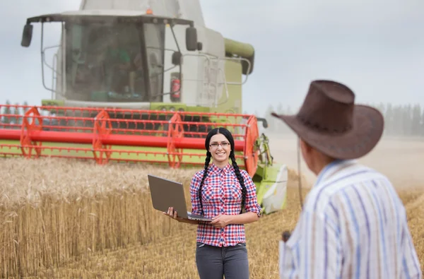 Menschen bei der Ernte — Stockfoto