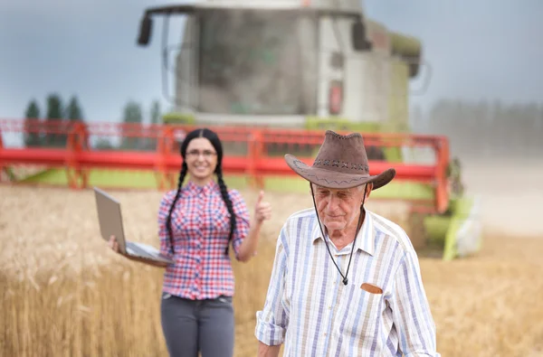 Menschen bei der Ernte — Stockfoto