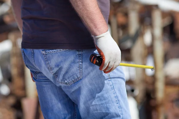 Männerhand mit Maßband — Stockfoto